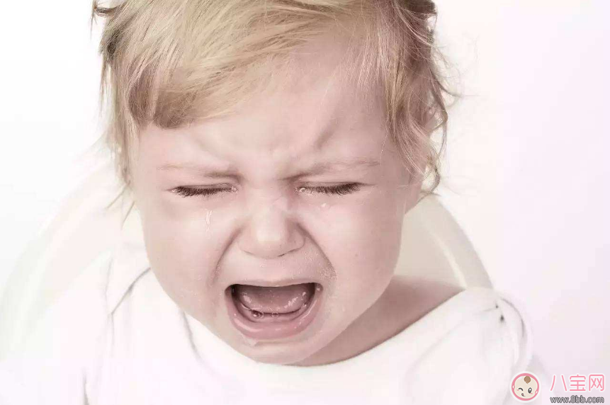 嬰兒晚上愛哭鬧是因為什么 寶寶半夜哭怎么安撫