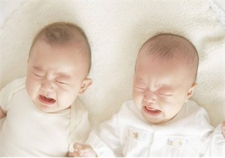 嬰兒晚上愛哭鬧是因?yàn)槭裁?寶寶半夜哭怎么安撫