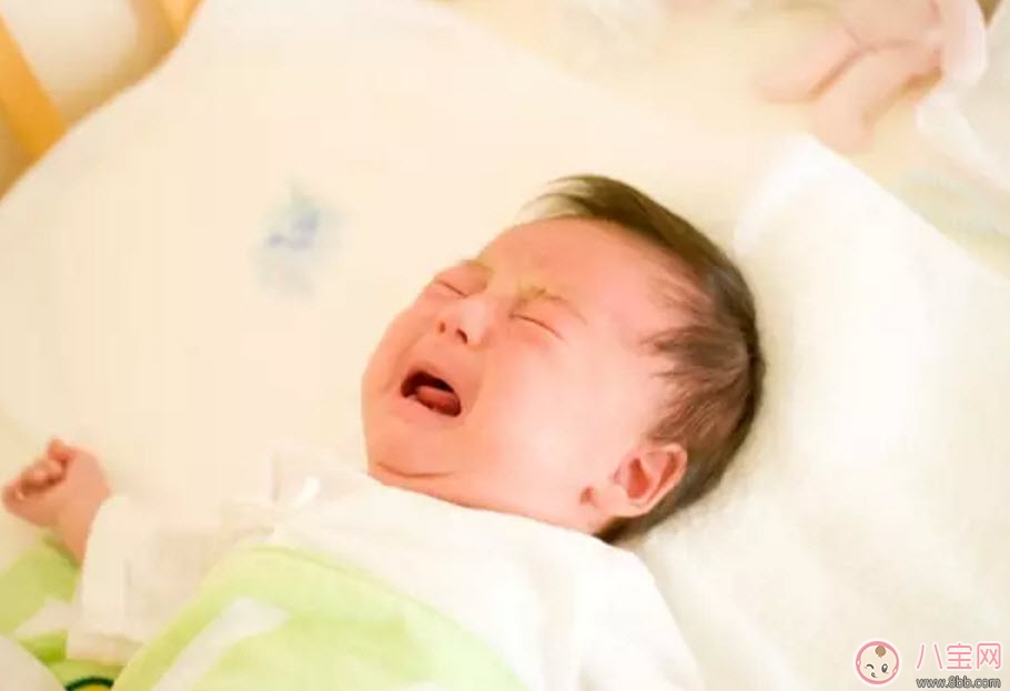 寶寶舌頭白怎么回事 寶寶舌頭白舌苔厚是什么原因(奶漬還是生病了)