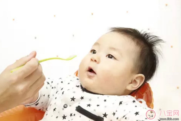 寶寶舌頭白怎么回事 寶寶舌頭白舌苔厚是什么原因(奶漬還是生病了)