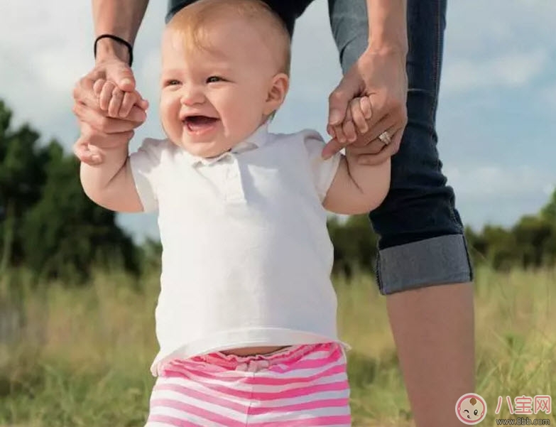 寶寶學(xué)走路的三個(gè)階段 寶寶走路穿什么樣的鞋和褲子 寶寶學(xué)走路的三個(gè)階段 寶寶走路穿什么樣的鞋和褲子