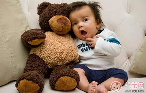 寶寶學(xué)走路的三個(gè)階段 寶寶走路穿什么樣的鞋和褲子 寶寶學(xué)走路的三個(gè)階段 寶寶走路穿什么樣的鞋和褲子