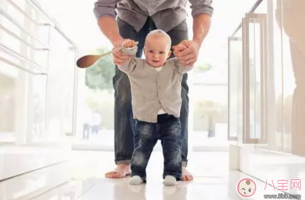 寶寶學(xué)走路的三個(gè)階段 寶寶走路穿什么樣的鞋和褲子 寶寶學(xué)走路的三個(gè)階段 寶寶走路穿什么樣的鞋和褲子