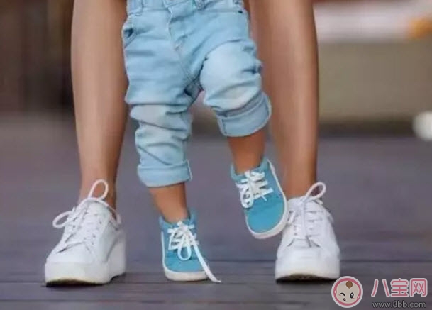 寶寶學(xué)走路的三個(gè)階段 寶寶走路穿什么樣的鞋和褲子 寶寶學(xué)走路的三個(gè)階段 寶寶走路穿什么樣的鞋和褲子