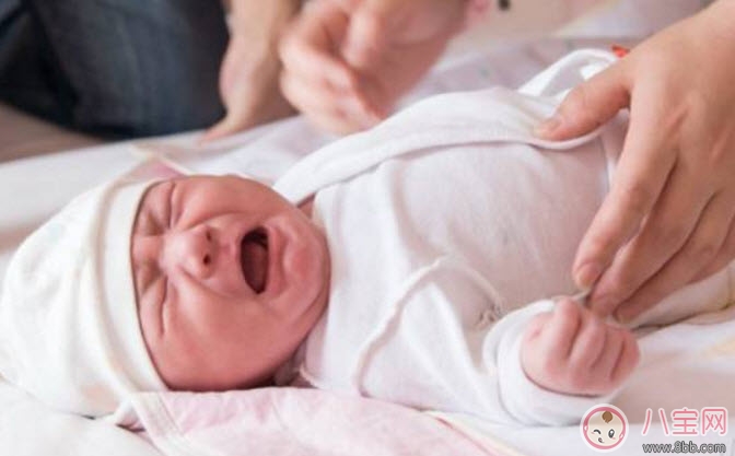 寶寶掉床后應(yīng)該注意什么 孩子掉床了怎么辦(不能馬上抱寶寶) 寶寶掉床后應(yīng)該注意什么 孩子掉床了怎么辦(不能馬上抱寶寶)