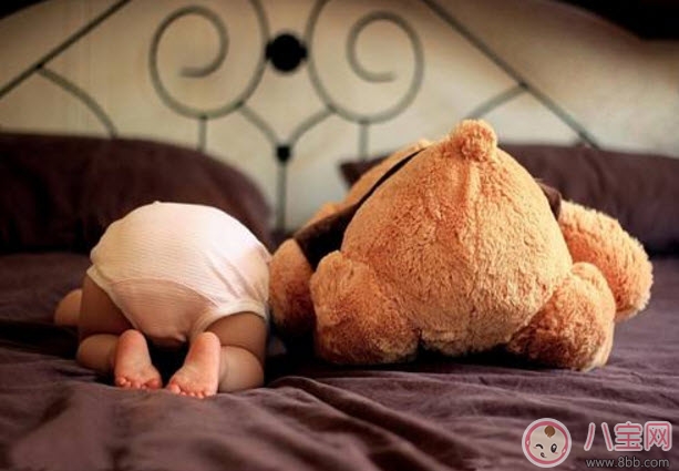 寶寶掉床后應(yīng)該注意什么 孩子掉床了怎么辦(不能馬上抱寶寶) 寶寶掉床后應(yīng)該注意什么 孩子掉床了怎么辦(不能馬上抱寶寶)