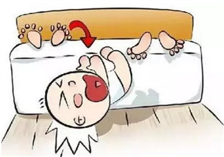 寶寶掉床后應該注意什么 孩子掉床了怎么辦(不能馬上抱寶寶)