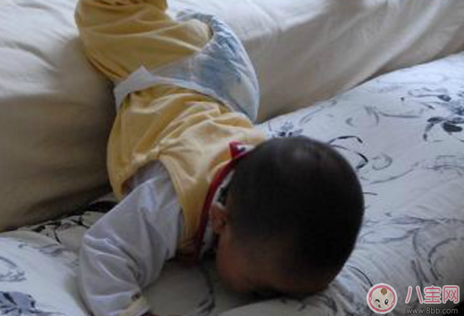 寶寶墜床后我們?cè)撟鍪裁?怎么防止寶寶墜床