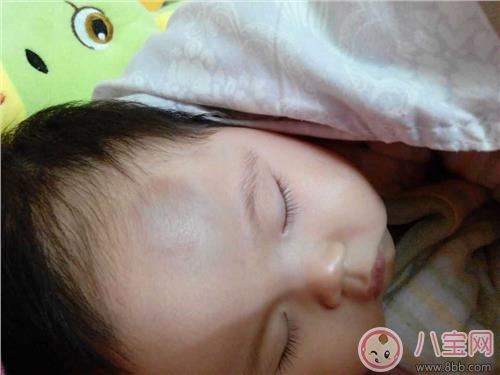 寶寶墜床后我們?cè)撟鍪裁?怎么防止寶寶墜床