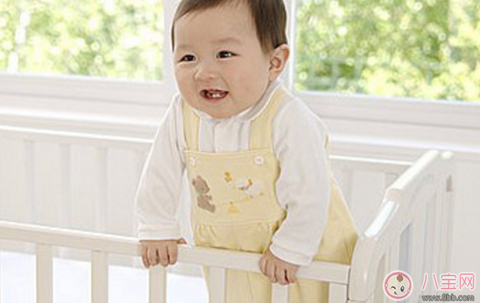 寶寶墜床后我們?cè)撟鍪裁?怎么防止寶寶墜床