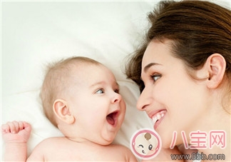 新生兒吃奶不專怎么辦 如何解決吃奶問題