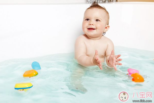 夏天給寶寶洗澡要注意什么 困擾媽媽們的三個(gè)問題解答