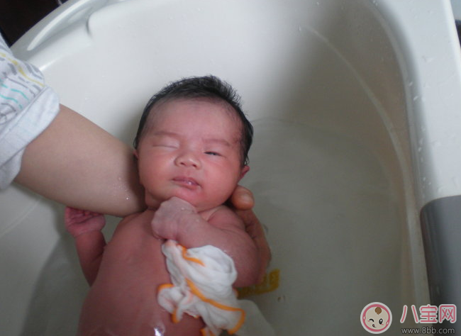 夏天給寶寶洗澡要注意什么 困擾媽媽們的三個(gè)問題解答