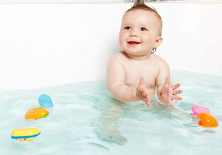 夏天給寶寶洗澡要注意什么 困擾媽媽們的三個(gè)問題解答