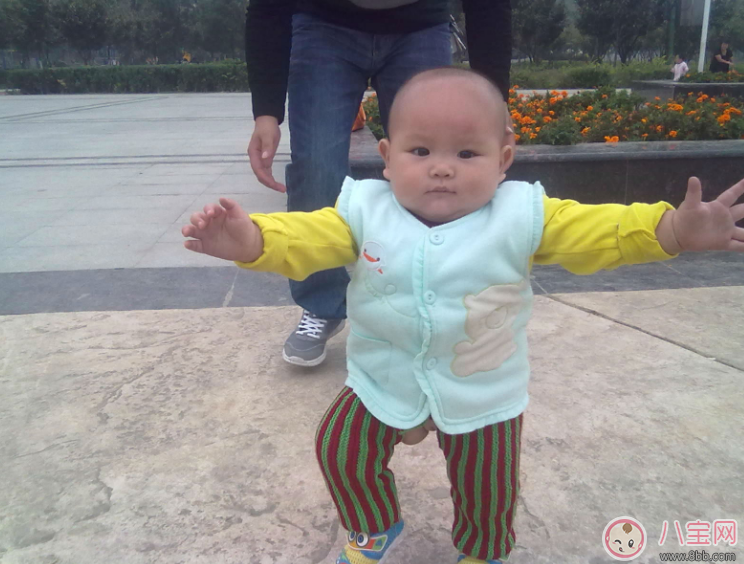 如何教會(huì)孩子獨(dú)立邁步 孩子走路怎么教 如何教會(huì)孩子獨(dú)立邁步 孩子走路怎么教