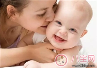 新生兒身體柔軟 應該多抱抱還是要躺著呢