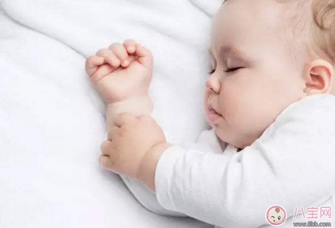 新生兒身體柔軟 應該多抱抱還是要躺著呢