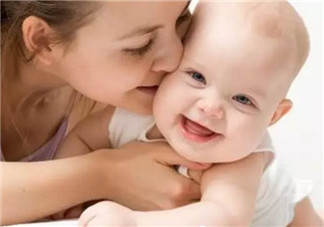 新生兒身體柔軟 應該多抱抱還是要躺著呢