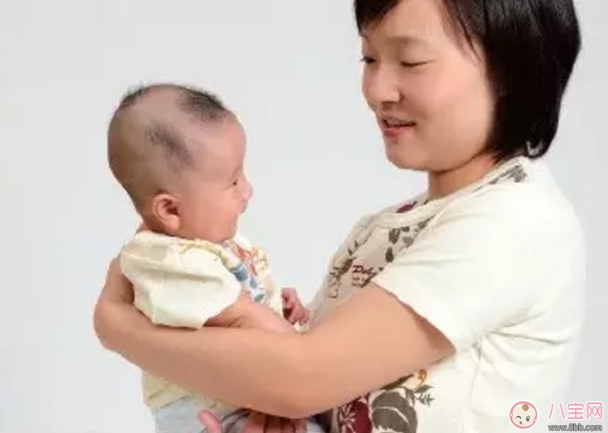 陳曉抱娃姿勢(shì)專業(yè) 什么樣的抱娃姿勢(shì)寶寶最舒服