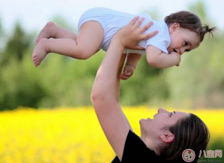 陳曉抱娃姿勢(shì)專業(yè) 什么樣的抱娃姿勢(shì)寶寶最舒服