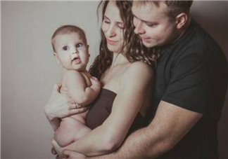 陳曉抱娃姿勢專業(yè) 什么樣的抱娃姿勢寶寶最舒服