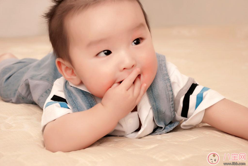 孩子愛吃手指代表什么 怎么讓孩子戒掉吃手指