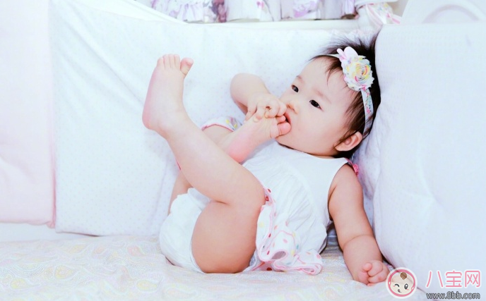 伊能靜女兒小米粒啃腳丫萌萌的 寶寶為啥都愛啃腳丫