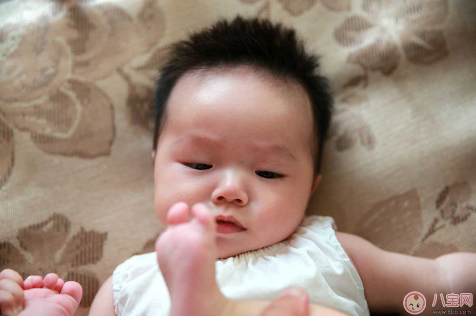 伊能靜女兒小米?？心_丫萌萌的 寶寶為啥都愛啃腳丫