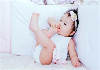 伊能靜女兒小米?？心_丫萌萌的 寶寶為啥都愛啃腳丫