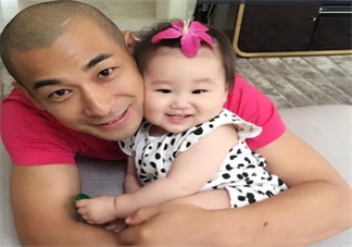 趙文卓?jī)商旒倨谝惨丶铱春⒆?爸爸工作忙碌如何照料孩子