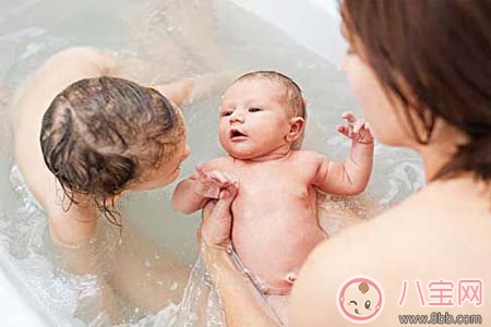 2017三伏天新生兒洗澡攻略 注意事項(xiàng)有哪些