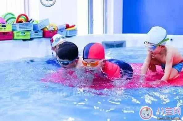 寶寶多大可以游泳 夏天寶寶游泳用什么游泳圈(游泳注意事項(xiàng))