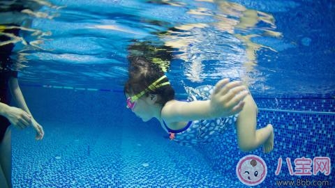 2017夏季親子游泳應(yīng)該準(zhǔn)備什么  有哪些問(wèn)題需要了解