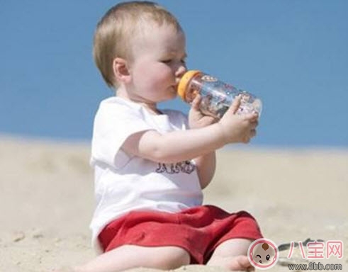 寶寶喝什么水最好 如何讓寶寶多喝水