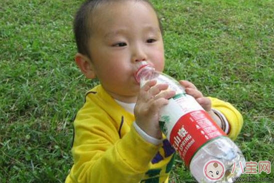 寶寶喝什么水最好 如何讓寶寶多喝水