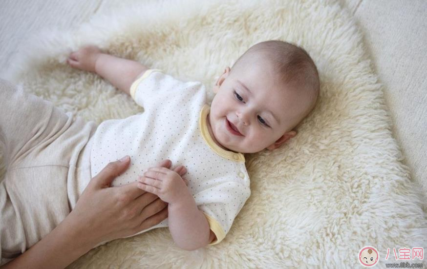 寶寶不會笑正常嗎 三個月不會笑要不要檢查