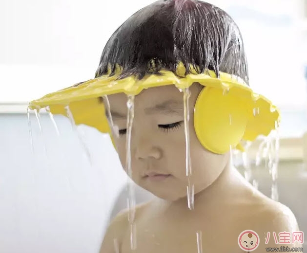 寶寶洗澡耳朵進(jìn)水了怎么辦 怎么判斷寶寶耳朵進(jìn)水(搖頭挖耳朵)