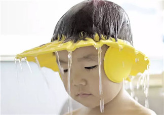 寶寶洗澡耳朵進(jìn)水了怎么辦 怎么判斷寶寶耳朵進(jìn)水(搖頭挖耳朵)