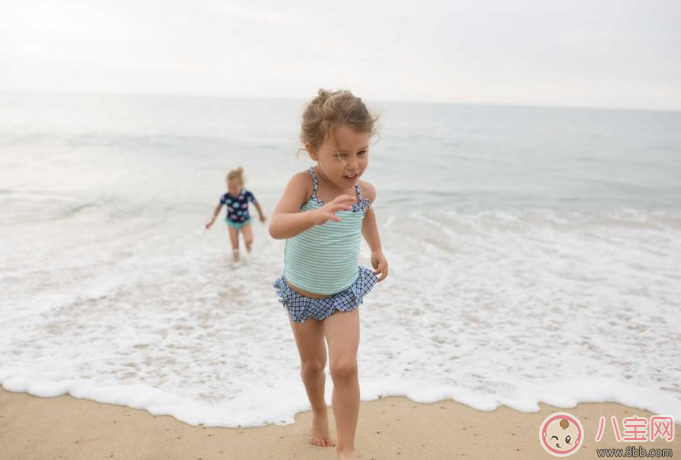 三伏天孩子在外面玩噴泉水 孩子戶外玩耍一定要注意
