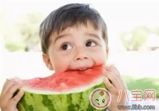 2017三伏天擦爽身粉寶寶痱子更嚴(yán)重 防痱?qū)毜鋪韼兔? alt=