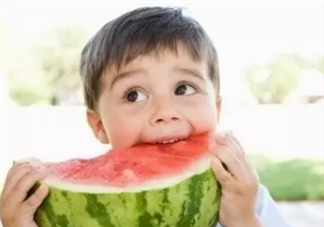 2017三伏天擦爽身粉寶寶痱子更嚴(yán)重 防痱?qū)毜鋪?lái)幫忙