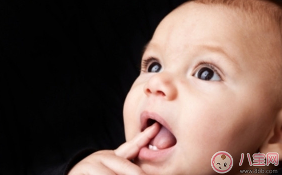 嬰兒長(zhǎng)牙齒晚上睡不好怎么辦 寶寶長(zhǎng)牙齒晚上躁動(dòng)不安