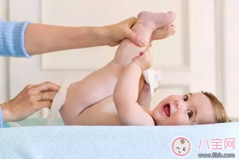 夏天用紙尿褲好還是用尿布好 尿布和紙尿褲哪個(gè)好 夏天用紙尿褲好還是用尿布好 尿布和紙尿褲哪個(gè)好