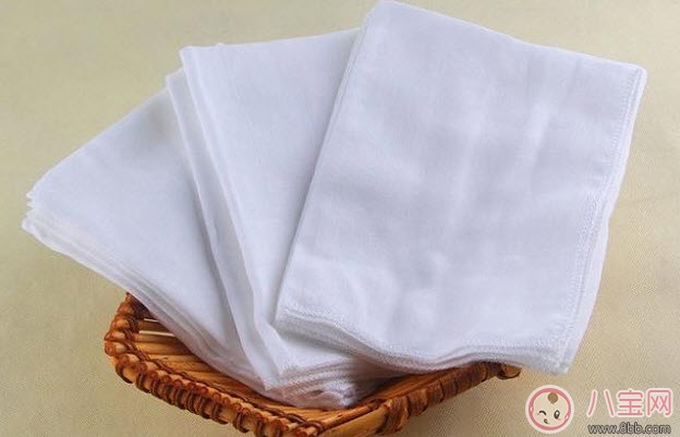 夏天用紙尿褲好還是用尿布好 尿布和紙尿褲哪個(gè)好 夏天用紙尿褲好還是用尿布好 尿布和紙尿褲哪個(gè)好