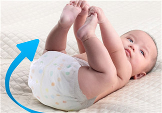 夏天用紙尿褲好還是用尿布好 尿布和紙尿褲哪個(gè)好