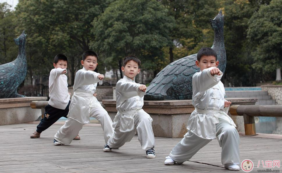 男孩子沉迷游戲有辦法 學(xué)習(xí)一門特長魅力高