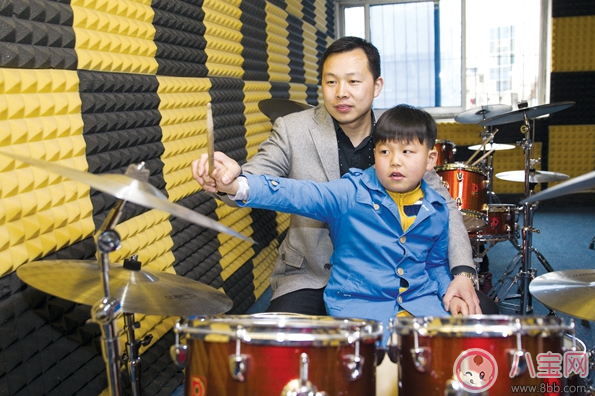 男孩子沉迷游戲有辦法 學(xué)習(xí)一門特長魅力高