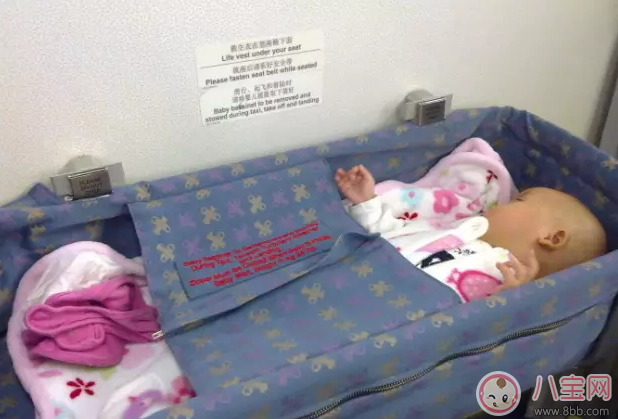 Baby抱小海綿坐高鐵 嬰兒多大可以坐飛機(jī)(3個(gè)月以上)