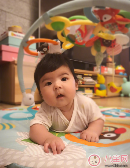 賈靜雯女兒Bo妞三個(gè)多月會(huì)翻身了 寶寶多大會(huì)翻身(4-7個(gè)月)