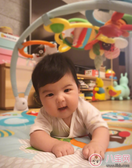 賈靜雯女兒Bo妞三個(gè)多月會(huì)翻身了 寶寶多大會(huì)翻身(4-7個(gè)月)